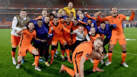 “记者质疑索博调侃萨拉赫，萨拉赫轻描淡写回应：‘小孩子，别乱说’”